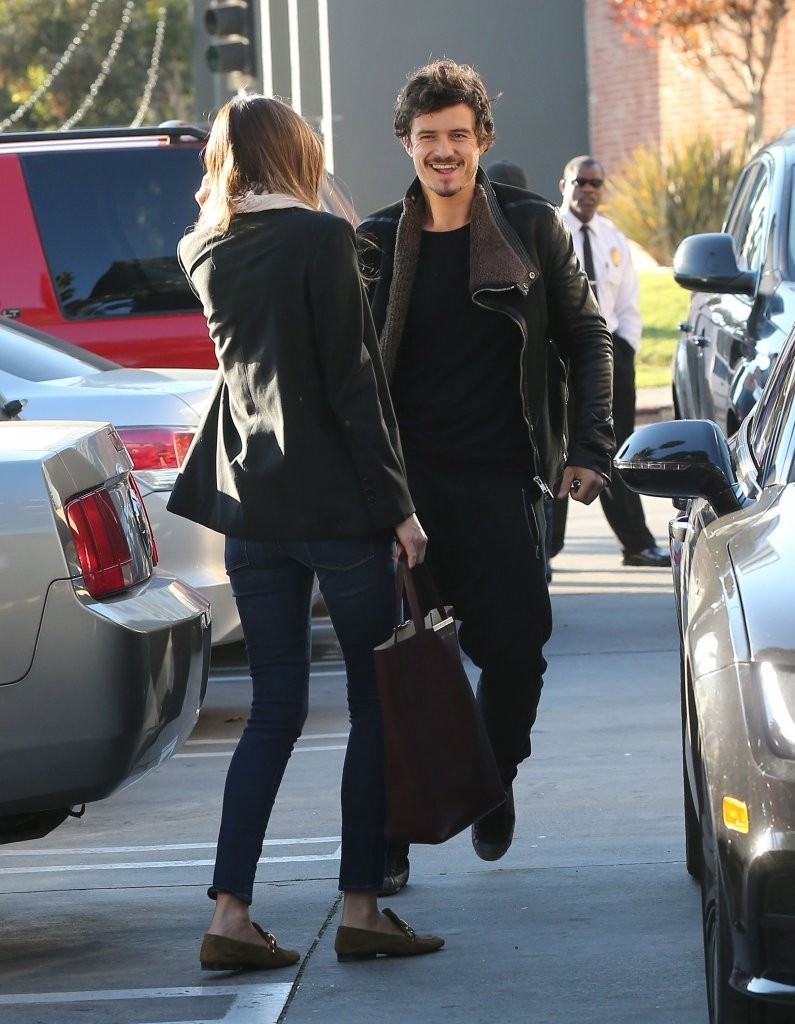 Miranda kerr outside a spa in LA on January 4th 2013  