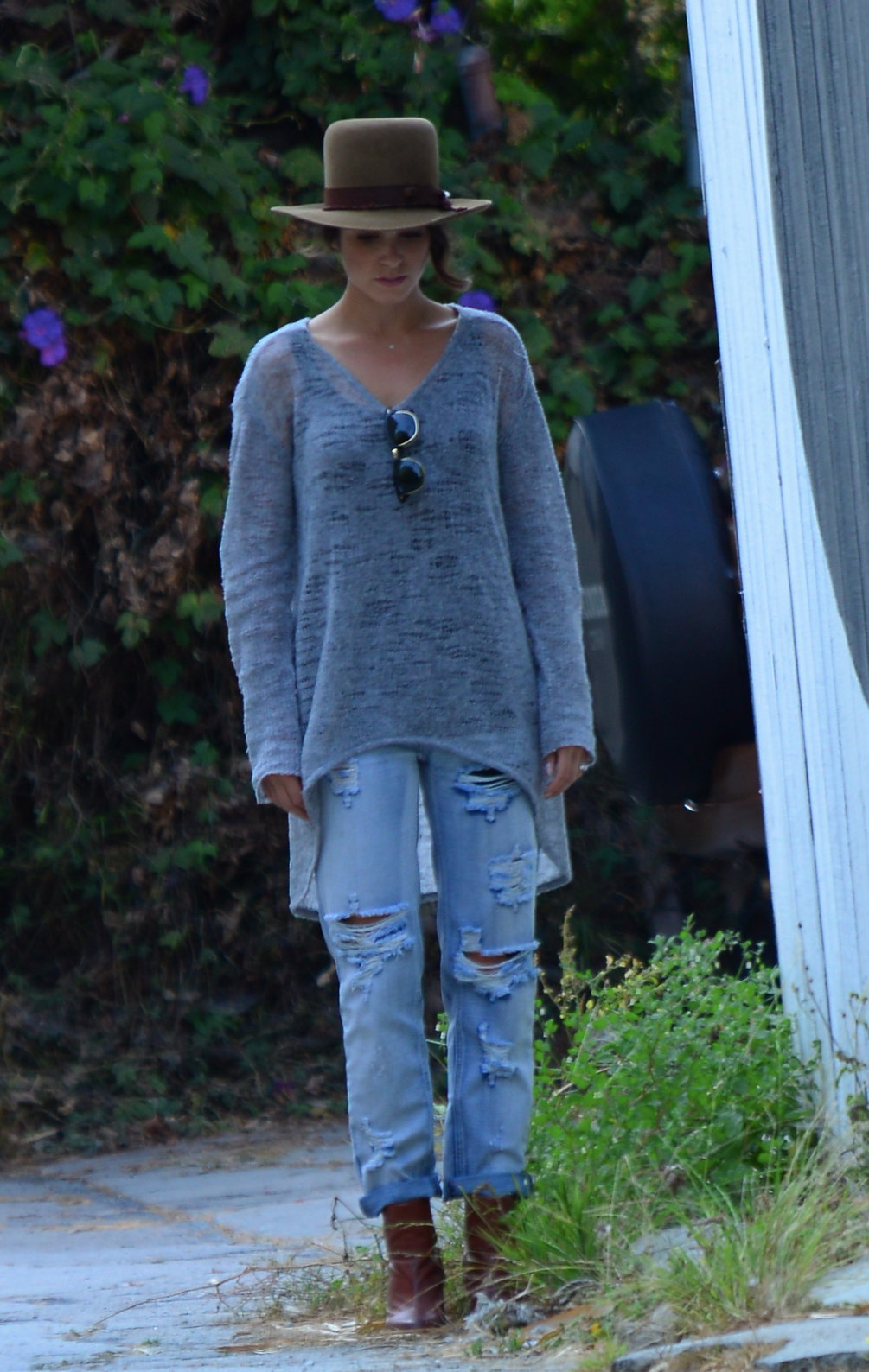 Nikki Reed spotted in ripped jeans in Venice (05.06.2013) 