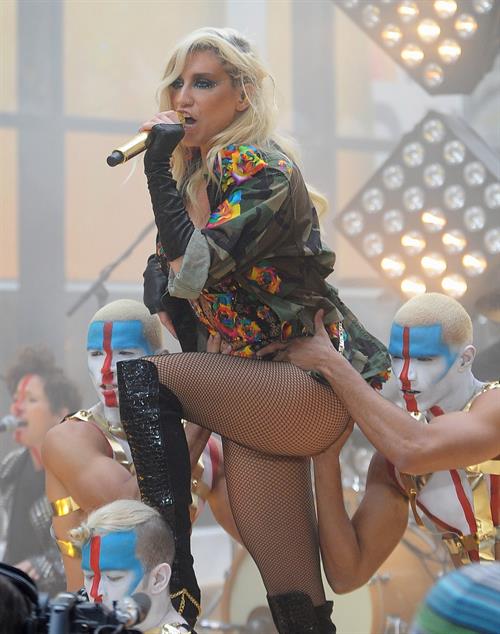 Kesha Performs on the Today Show in New York City (November 20, 2012) 