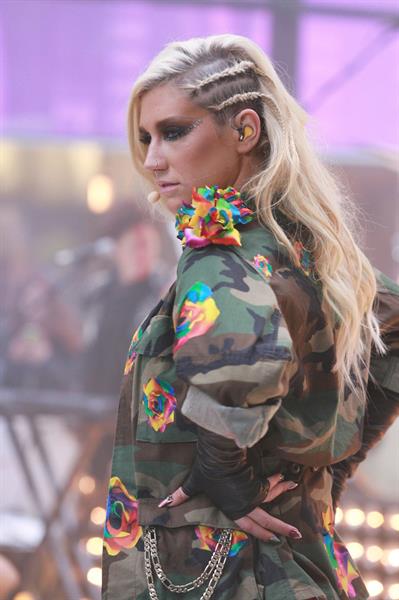 Kesha Performs on the Today Show in New York City (November 20, 2012) 