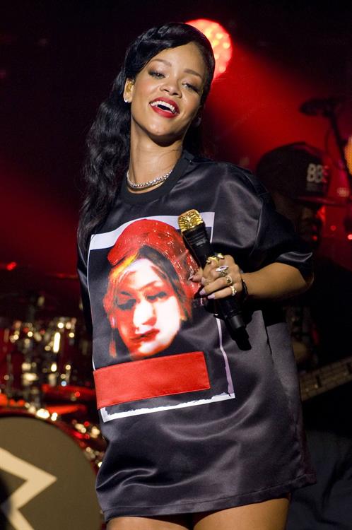 Rihanna backstage/performing during 777 Tour in Paris 11/17/12 