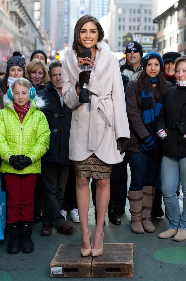 Olivia Culpo Visits 'Extra' in NYC (Jan 3, 2013) 