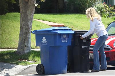 Rachel McAdams throws out the trash in Beverly Hills August 3, 2012
