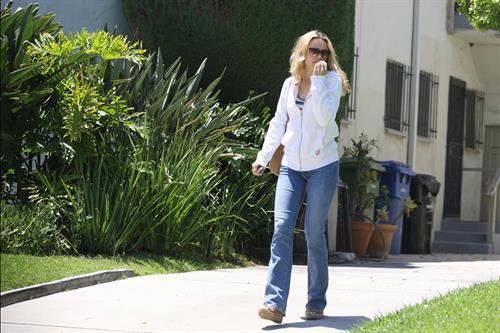 Rachel McAdams throws out the trash in Beverly Hills August 3, 2012
