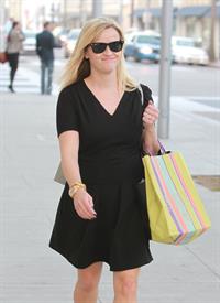 Reese Witherspoon after shopping in Beverly Hills (05.02.2013) 