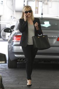 Reese Witherspoon - On the phone in Los Angeles (11.02.2013) 