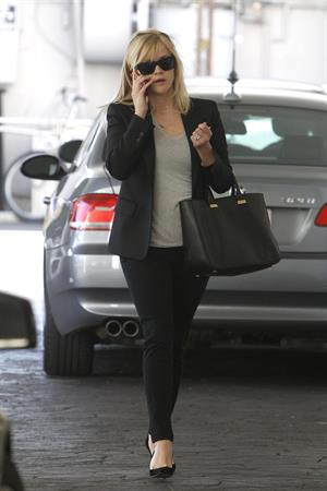 Reese Witherspoon - On the phone in Los Angeles (11.02.2013) 