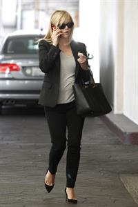 Reese Witherspoon - On the phone in Los Angeles (11.02.2013) 