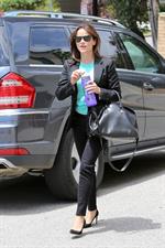 Reese Witherspoon Spotted running errands in Los Angeles (May 7, 2013) 