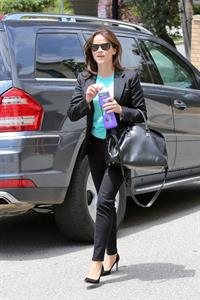 Reese Witherspoon Spotted running errands in Los Angeles (May 7, 2013) 