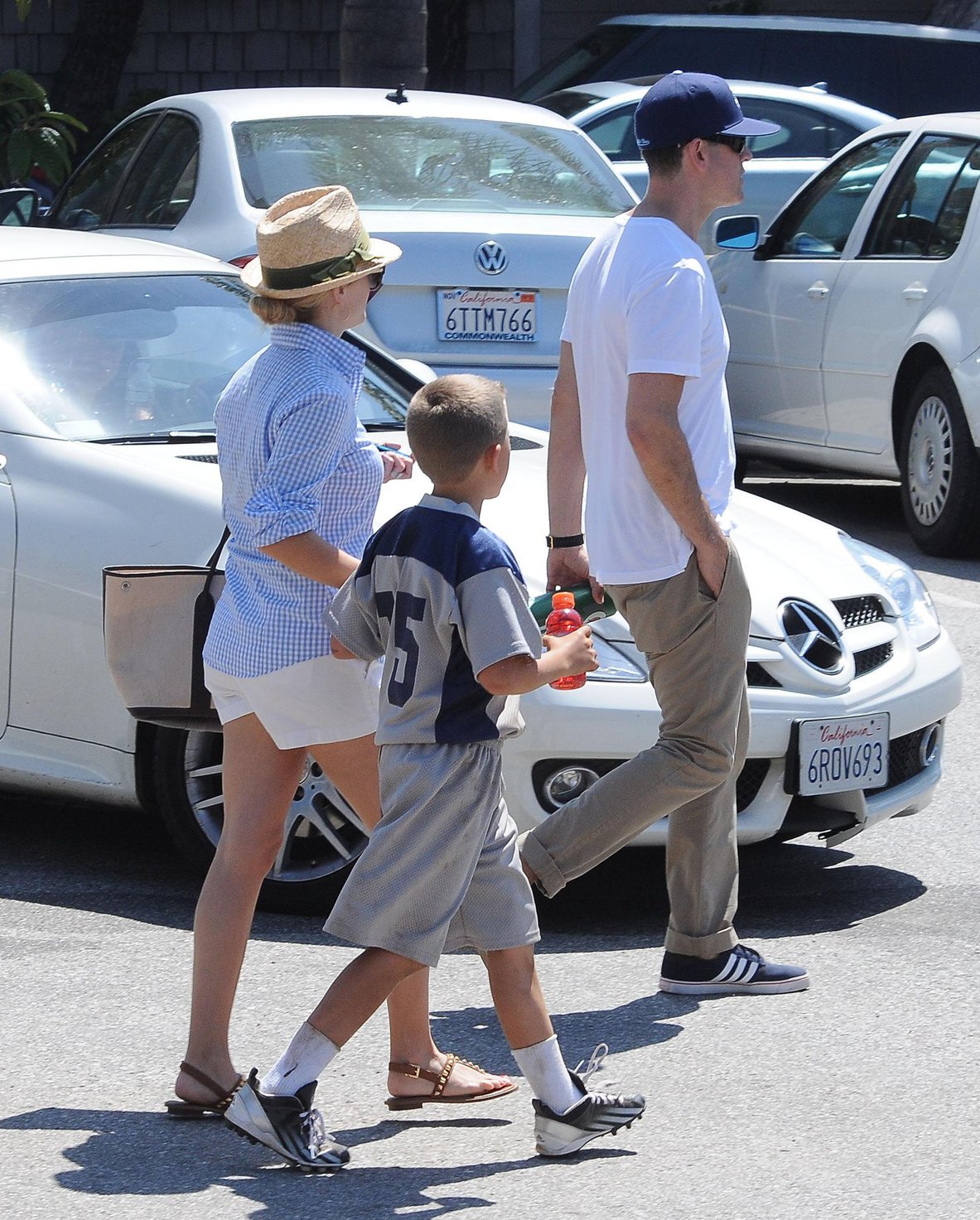 Reese Witherspoon Pictures Reese Witherspoon Plays football with husband in Los Angeles (May 11, 2013)