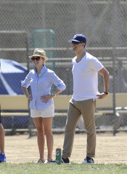 Reese Witherspoon Plays football with husband in Los Angeles (May 11, 2013) 