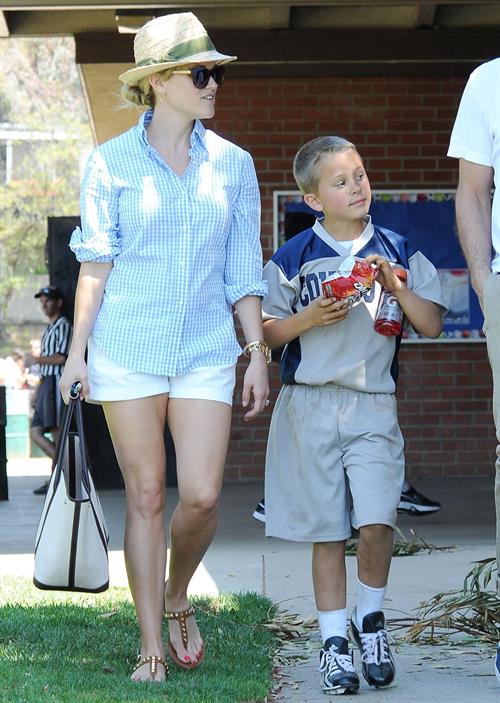 Reese Witherspoon Plays football with husband in Los Angeles (May 11, 2013) 