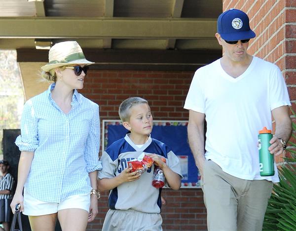 Reese Witherspoon Plays football with husband in Los Angeles (May 11, 2013) 