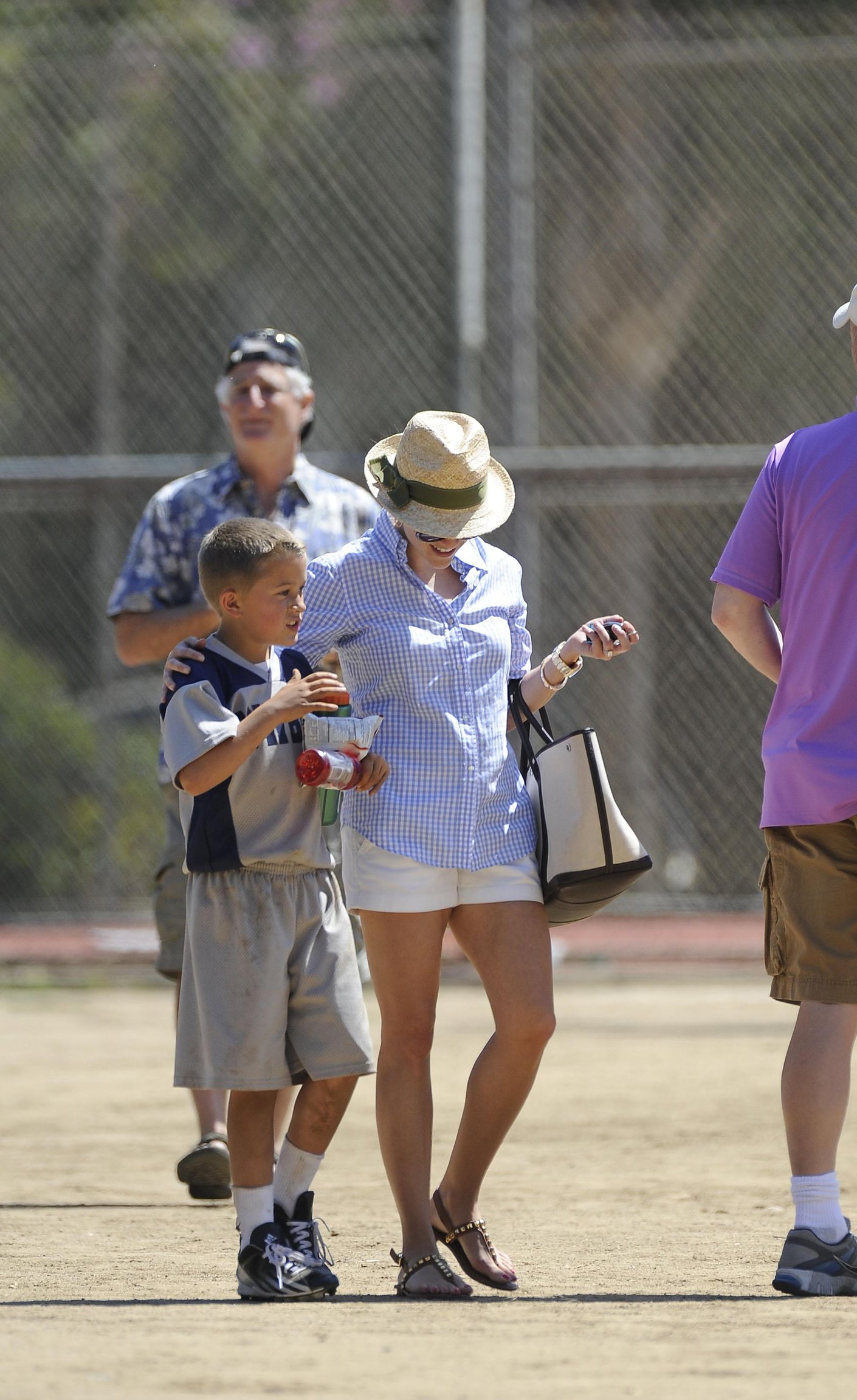 Reese Witherspoon Plays football with husband in Los Angeles (May 11, 2013) 