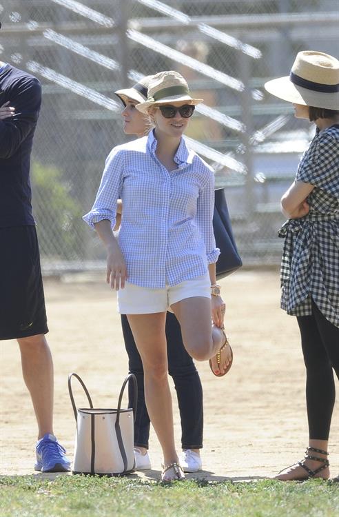 Reese Witherspoon Plays football with husband in Los Angeles (May 11, 2013) 