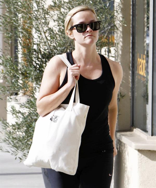 Reese Witherspoon - Heads to Kinetic Cycling for workout in Brentwood (21.06.2013) 