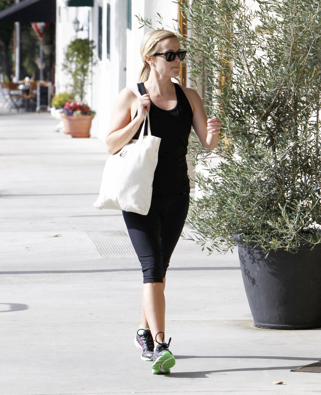 Reese Witherspoon - Heads to Kinetic Cycling for workout in Brentwood (21.06.2013) 