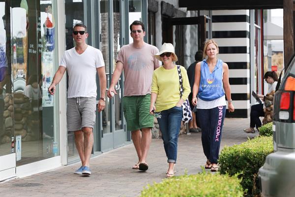 Reese Witherspoon - Out and about in Malibu (05.07.2013)  