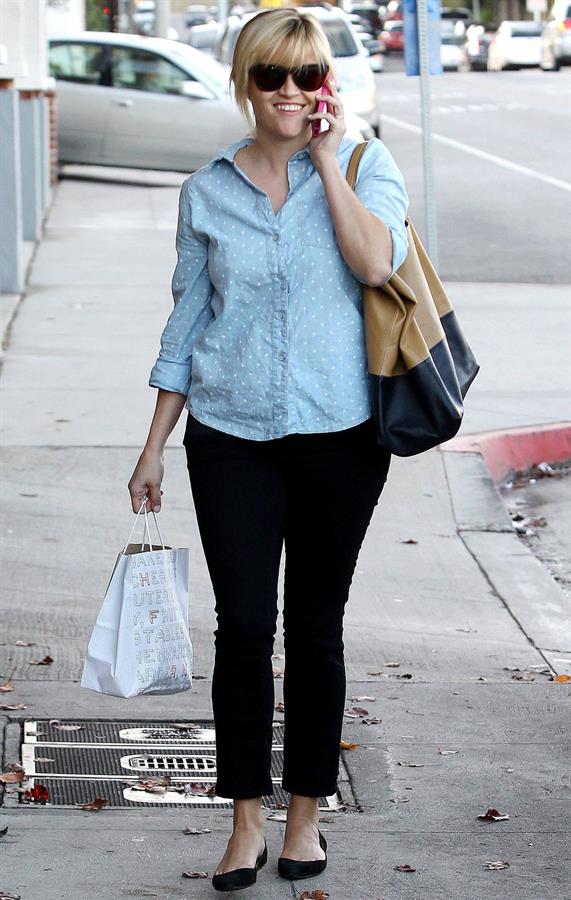 Reese Witherspoon Chats on the telephone in Los Angeles (November 20, 2012) 