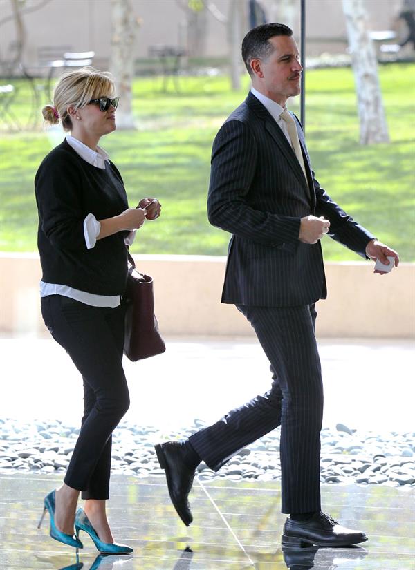 Reese Witherspoon Heads out for lunch in Beverly Hills (November 14, 2012) 