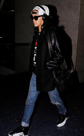 Rihanna Arrives back in Los Angeles after a flight form New York City June 3, 2012