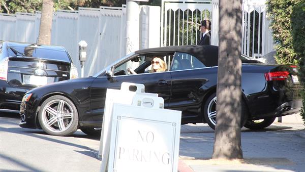 Rosie Huntington Whiteley - Running errands in West Hollywood (13.02.2013) 