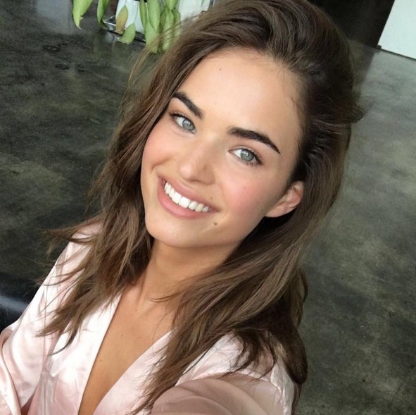 Robin Holzken taking a selfie