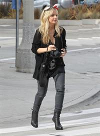Sarah Michelle Gellar drops off her daughter at school in Santa Barbara  on Halloween 2012
