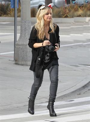 Sarah Michelle Gellar drops off her daughter at school in Santa Barbara  on Halloween 2012