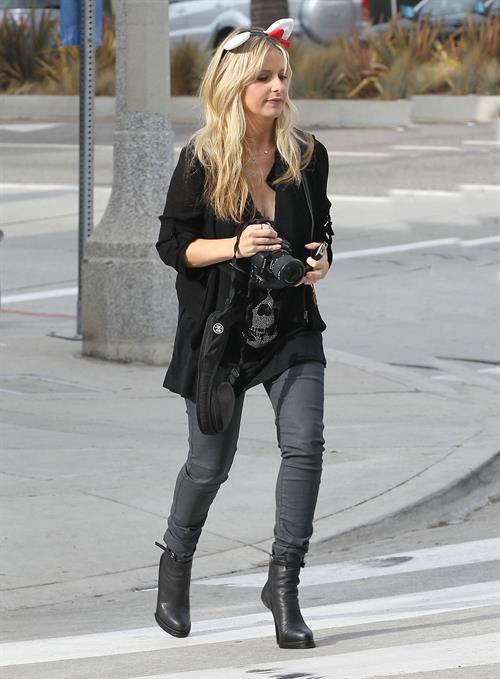 Sarah Michelle Gellar drops off her daughter at school in Santa Barbara  on Halloween 2012