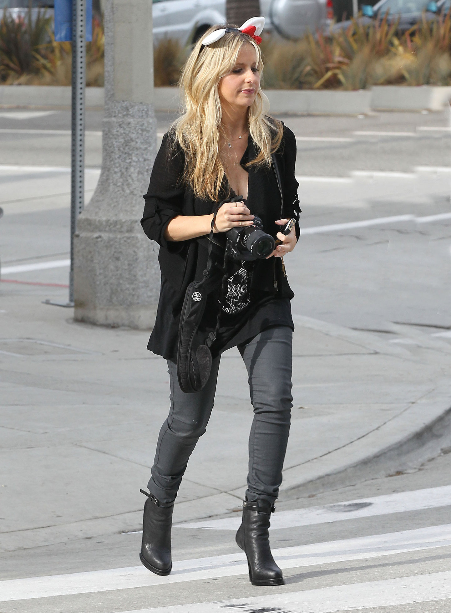 Sarah Michelle Gellar Pictures Sarah Michelle Gellar drops off her daughter at school in Santa Barbara  on Halloween 2012