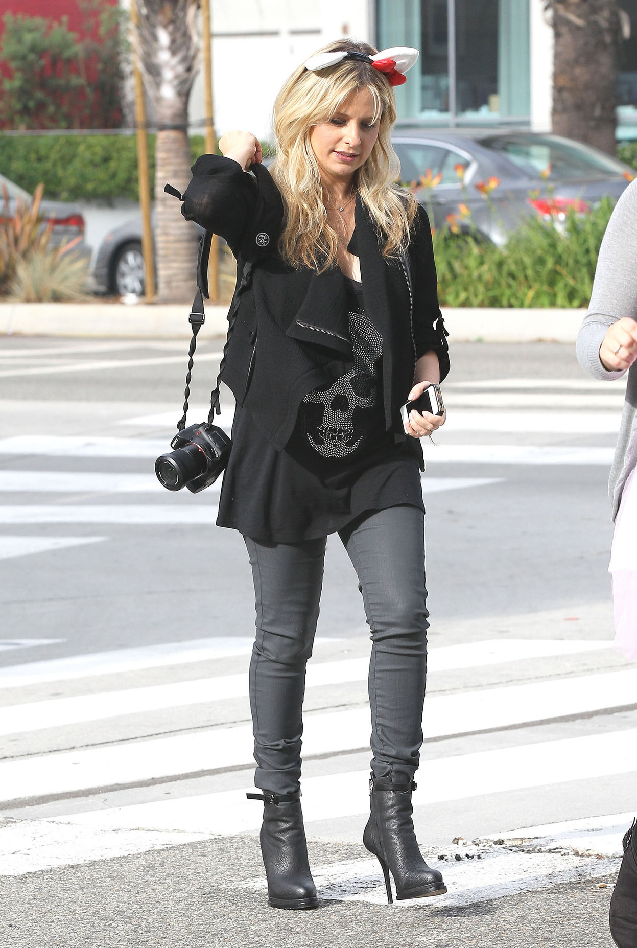 Sarah Michelle Gellar Pictures Sarah Michelle Gellar drops off her daughter at school in Santa Barbara  on Halloween 2012