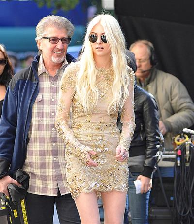 Taylor Momsen On Set of 'Gossip Girl' in New York City (10/16/12) 