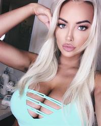 Lindsey Pelas taking a selfie