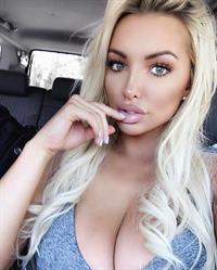 Lindsey Pelas taking a selfie