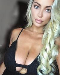 Lindsey Pelas taking a selfie