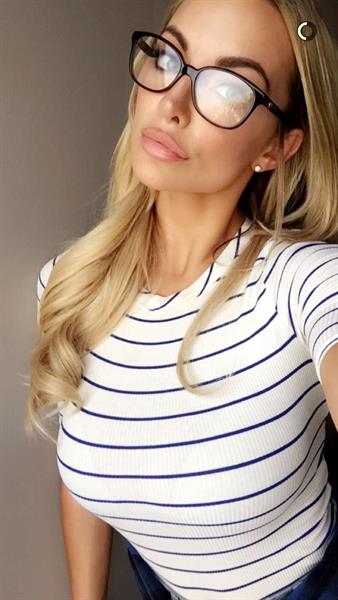 Lindsey Pelas taking a selfie