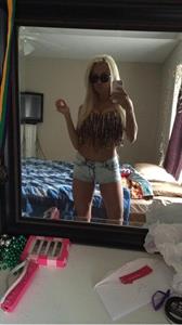 Lindsey Pelas taking a selfie