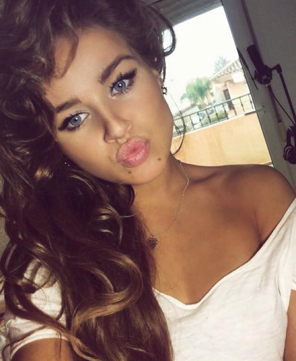 Rosie Mac taking a selfie