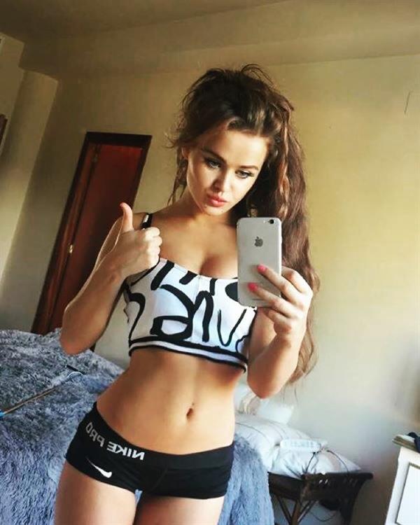 Rosie Mac taking a selfie