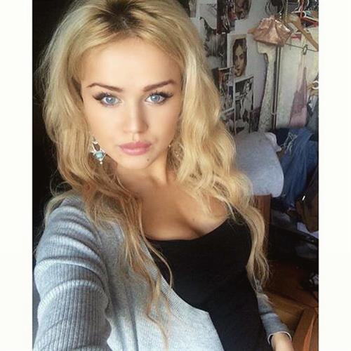 Rosie Mac taking a selfie