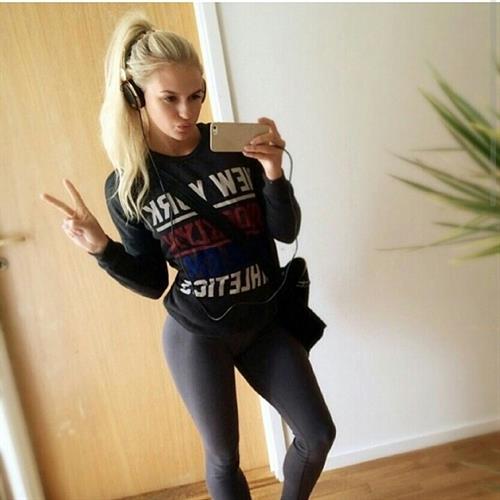 Anna Nyström in Yoga Pants taking a selfie