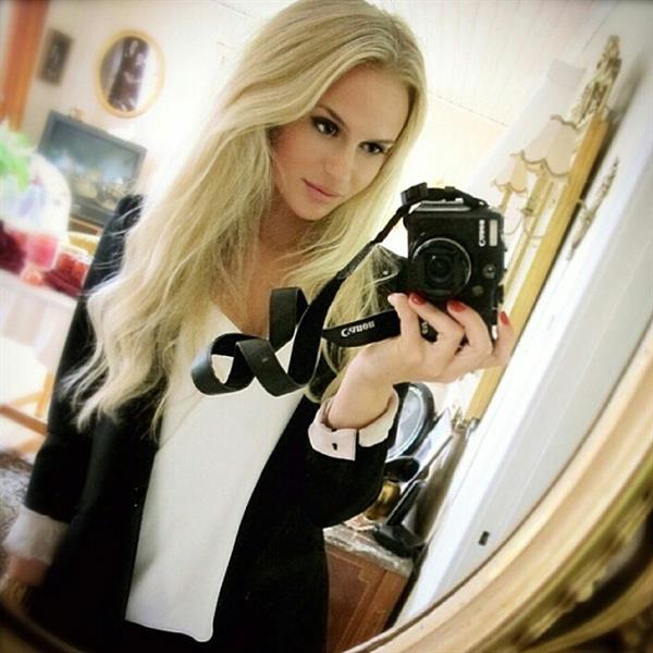 Anna Nyström taking a selfie