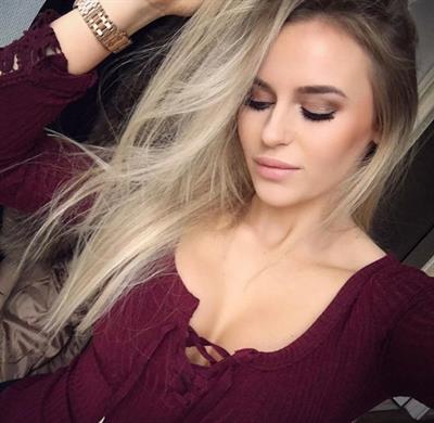 Anna Nyström taking a selfie