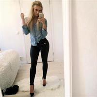 Anna Nyström taking a selfie