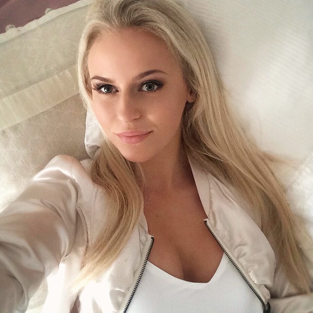 Anna Nyström tirando uma selfie