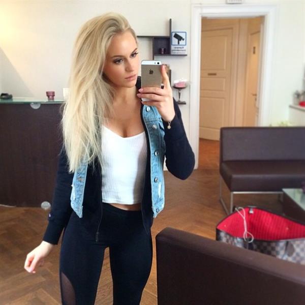 Anna Nyström taking a selfie