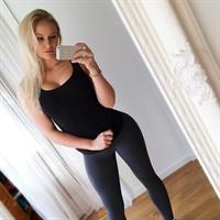 Anna Nyström in Yoga Pants taking a selfie