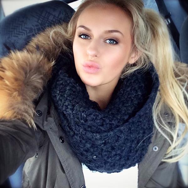 Anna Nyström taking a selfie